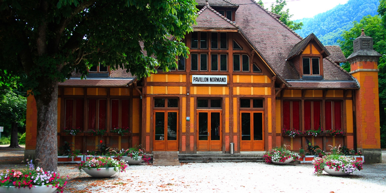 LUCHON CASINO FORECOURT Image